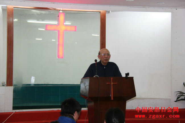 寒冬腊月慕道友受洗归入教会